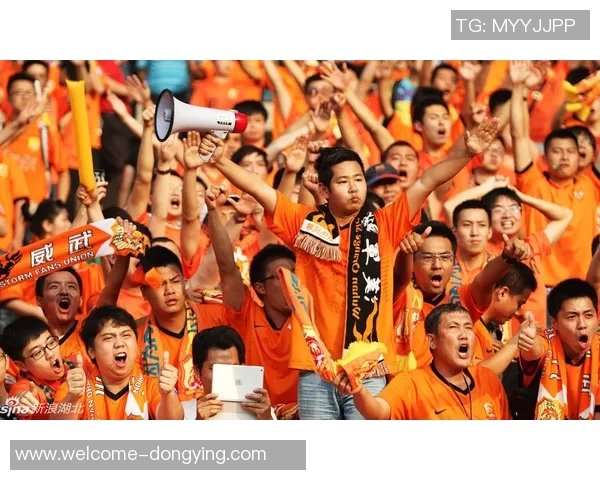 穆西亚拉亲临训练场为队友加油助威并热情签名回馈球迷